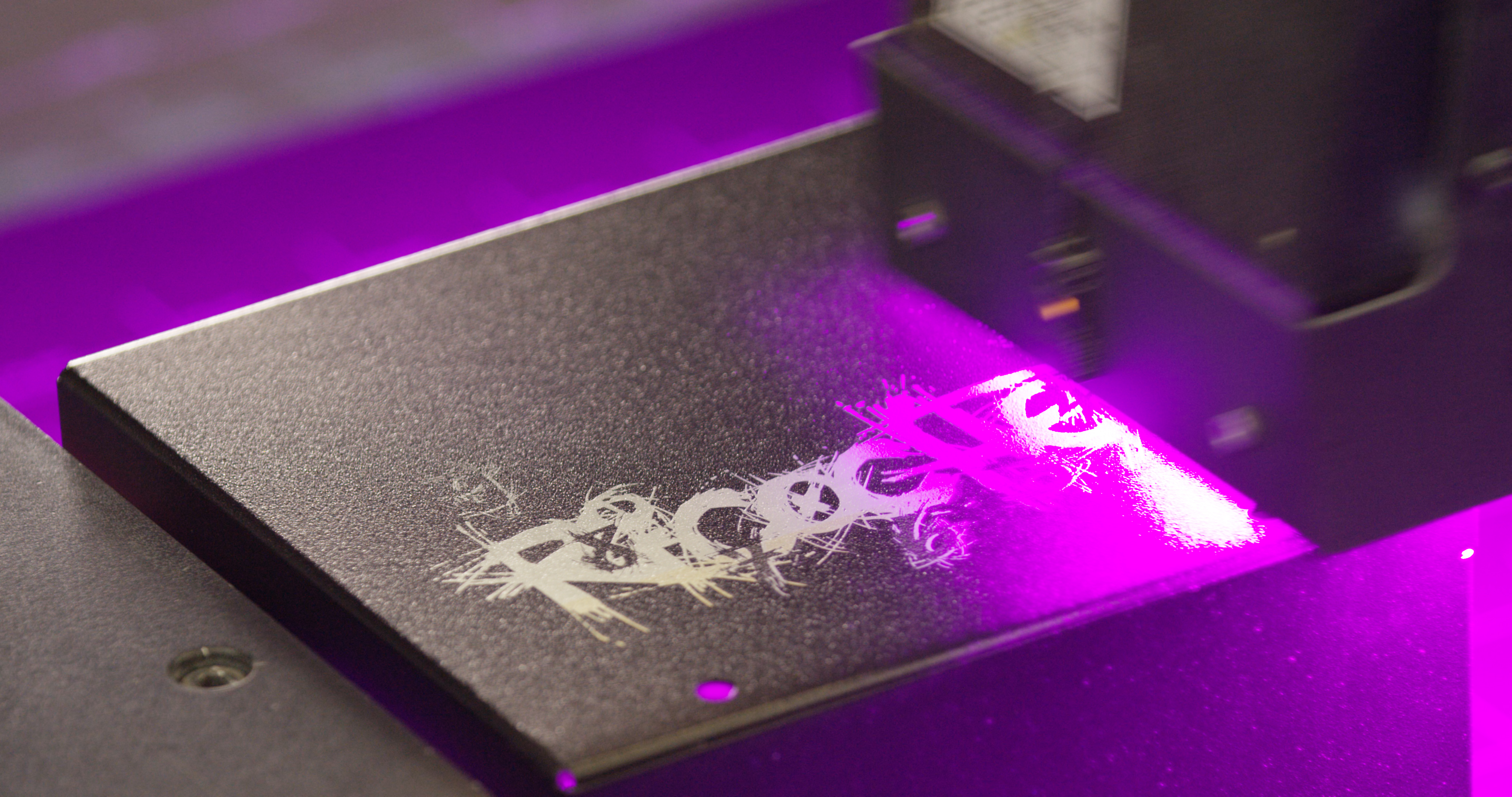 The UV printhead makes passes on the surface of the metal